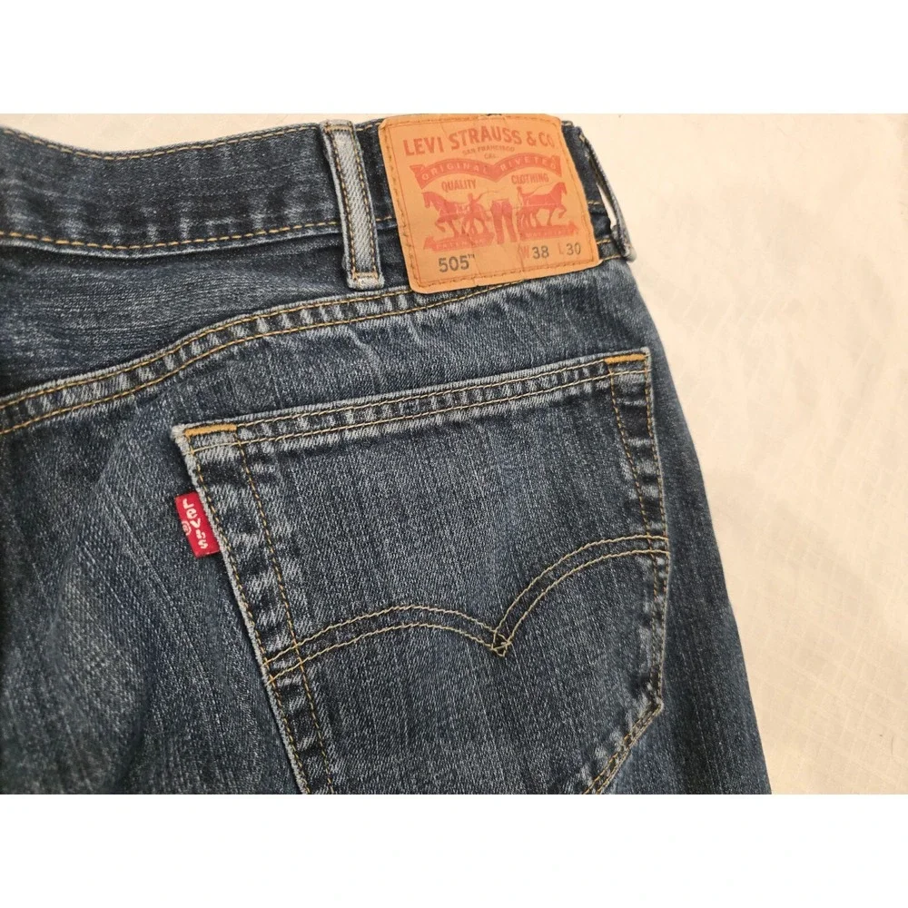 Levi's 505 jeans: Regular‎ Fit Straight Leg Men 38x30 measures 38x29 medium wash